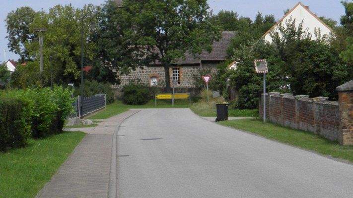 Anliegende Hauptstrasse, Blick auf Dorfkirche