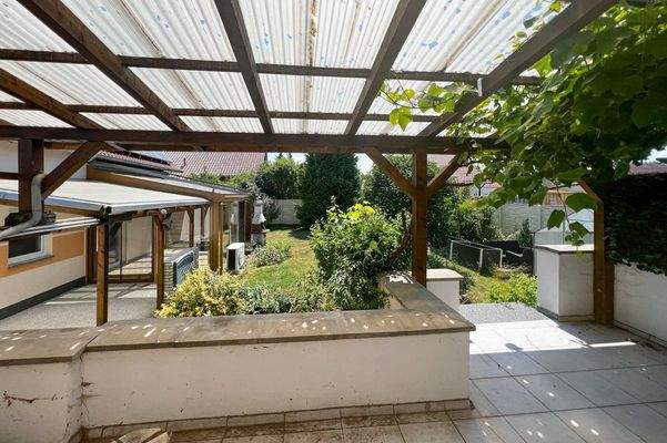 Blick von der Terrasse in den Garten