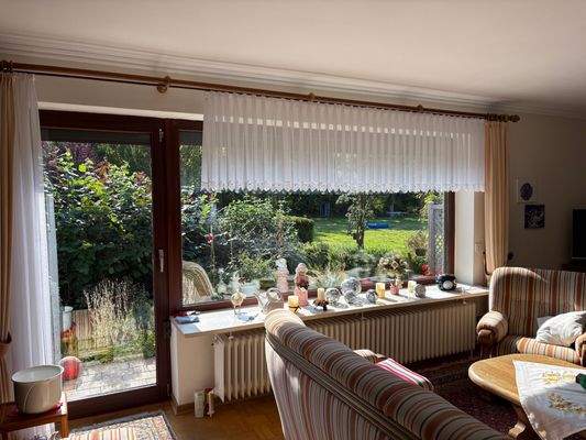 Wohnzimmer mit Ausgang zur Terrasse