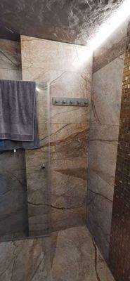 Echt-Schieferdecke in der Dusche