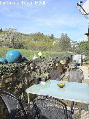 Naturnahe Terrasse mit Naturstein-Mauer und traumhaftem Weitblick ins Grüne