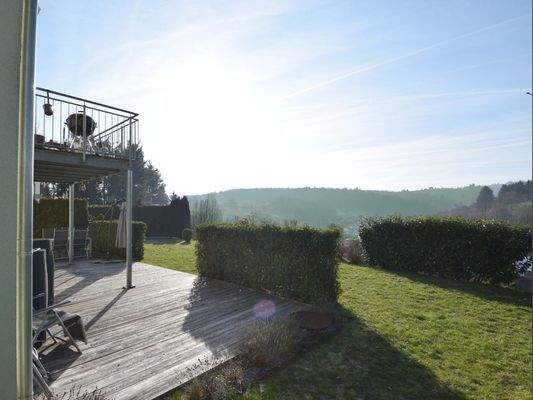 Die schöne Sonnenterrasse und -balkon