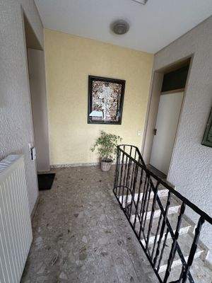 Treppenhaus zu den Büros oder 2 Wohnungen im 1.OG