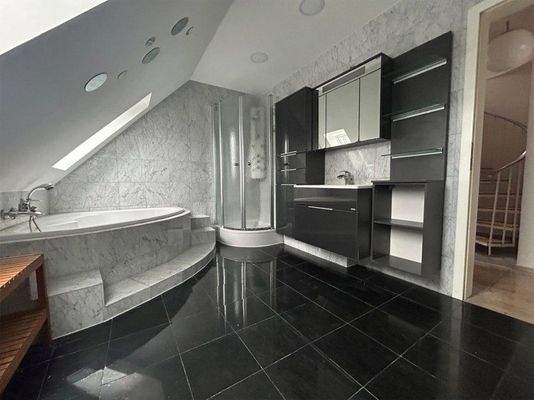 Bad mit Eckbadewanne