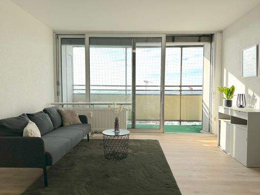 Wohnzimmer mit Balkonblick