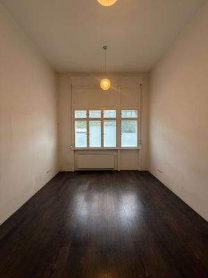 Leeres Zimmer mit Fenster