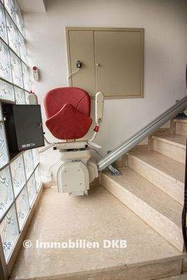 Neuwertiger Treppenlift ins OG