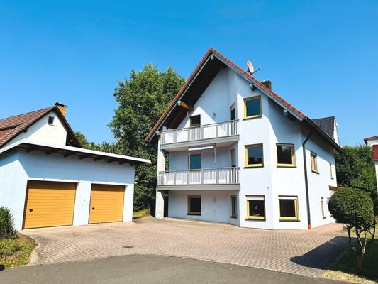 Gesamtansicht mit Garage und Hof