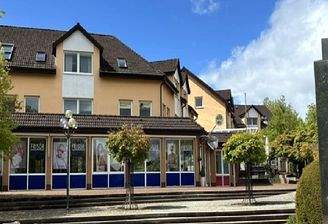 der gesamte Straßenzug