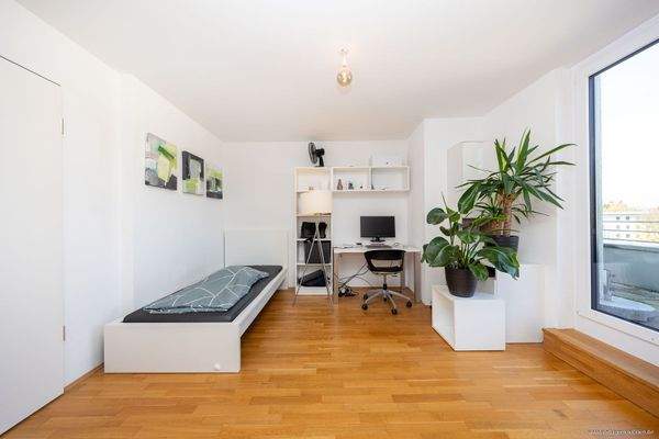 Lichtdurchfluteter Wohn-/ Schlafbereich