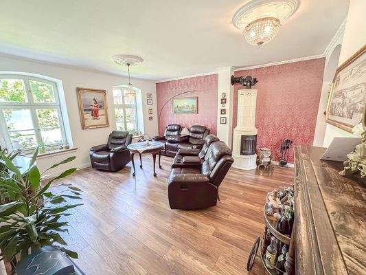 Wohnzimmer mit Blick in den Vorgarten