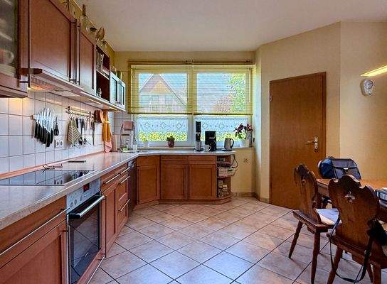 Küche mit Essplatz & Speisekammer