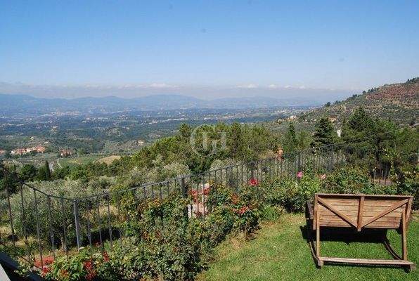  Garten mit Blick auf die Hügel