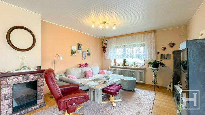 Helles Wohnzimmer mit harmonischem Wohngefühl im Erdgeschoss