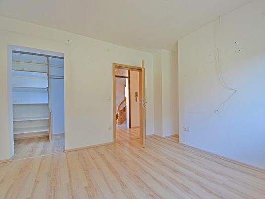 Im Obergeschoss befindet sich das Schlafzimmer mit Umkleideraum