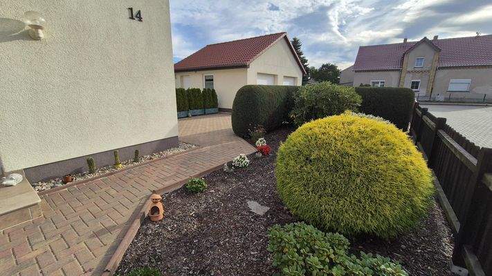 gepflegter Vorgarten