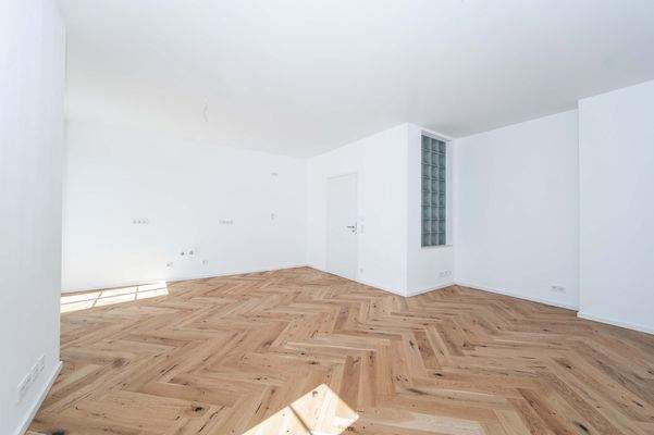 Wohnzimmer mit offener Küche