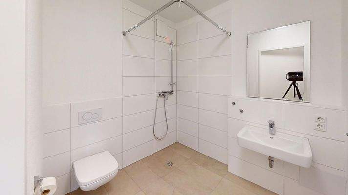 Bad mit bodengelicher Dusche