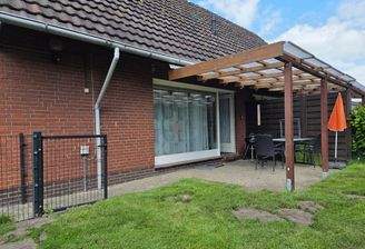 überdachte Terrasse rechte Haushälfte