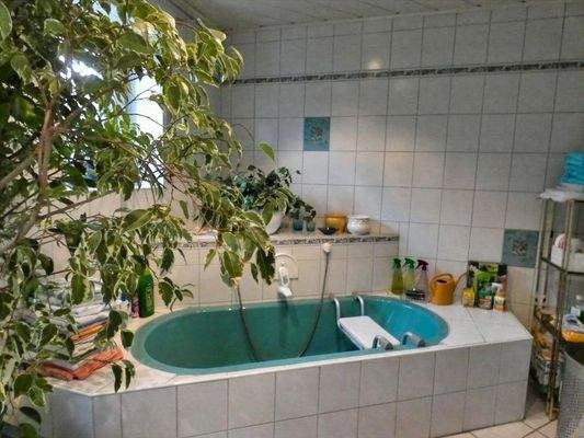 Bad mit Wanne und Dusche