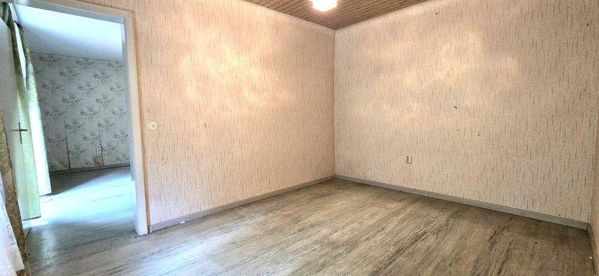 EG: Begehbarer Kleiderschrank mit Blick ins Schlafzimmer