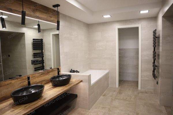 Bad mit 2 Waschtischen, Wanne, Dusche, Sauna u. WC