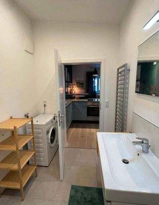 Das Bad - eine Waschmaschine ist vorhanden