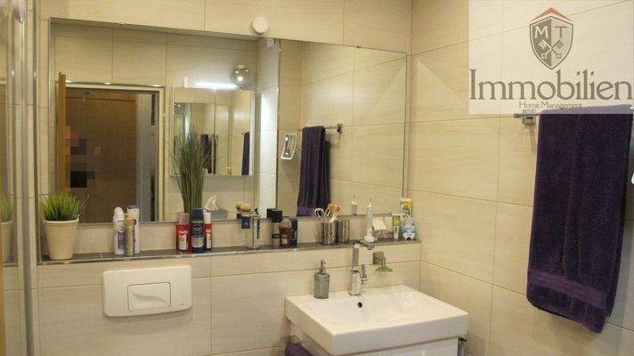 Badezimmer mit Dusche aus 2020