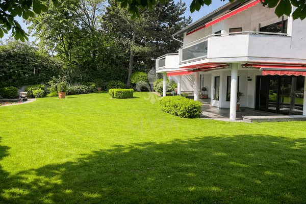 Gartenanlage mit Teich