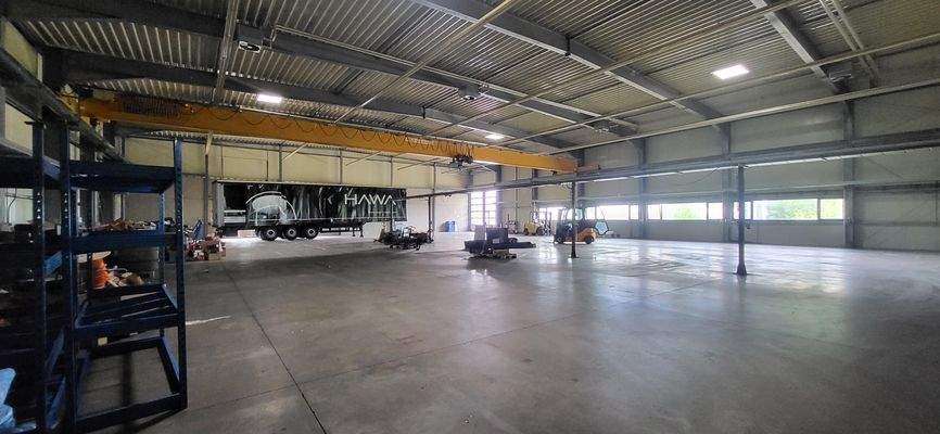 HALLE MIT VIEL PLATZ UND LICHT