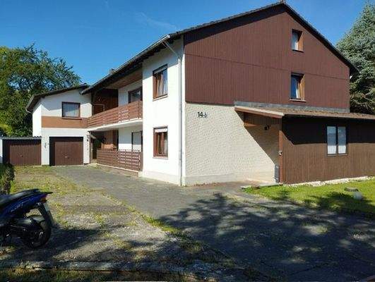 Straßenansicht mit den Garagen