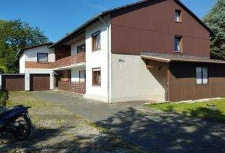 Straßenansicht mit den Garagen