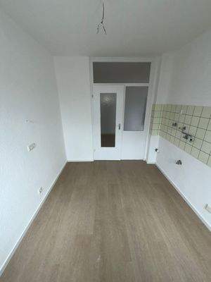 Leere Küche mit Fliesenwand