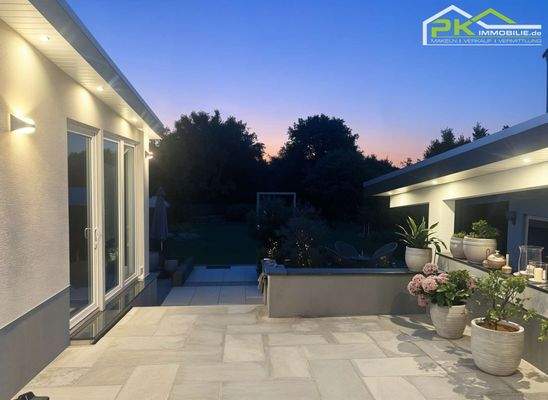 Ansicht Innenhof bei Dämmerung