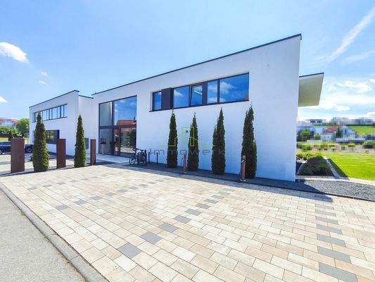 Parkplätze und Eingang