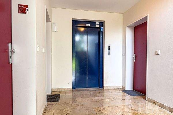 Flur mit Personenaufzug