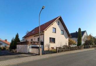 Vorderansicht mit Garage