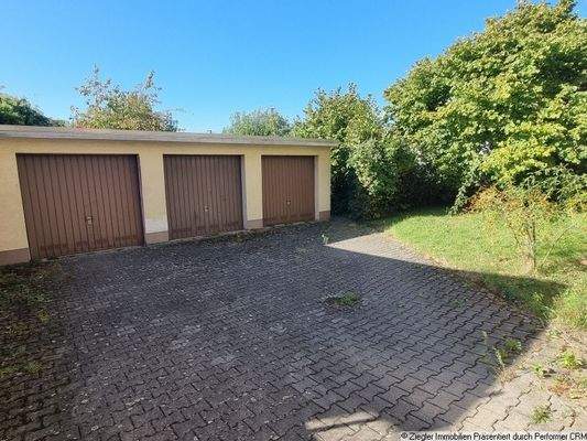 03 Garagen mit vorderem Garten