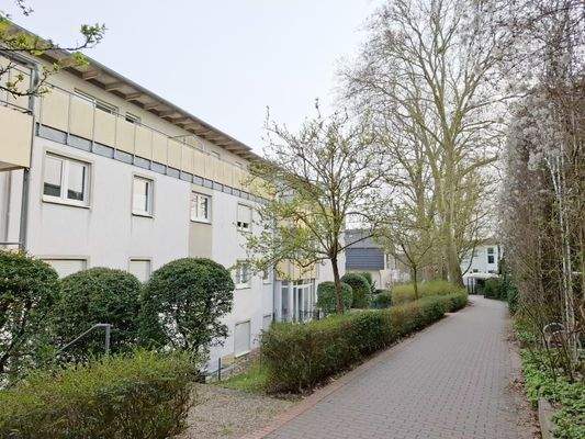 Hausansicht zum Parkhaus ...