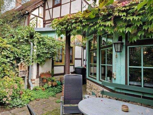 Kleiner verwunschener Garten / Blick zur Kirche