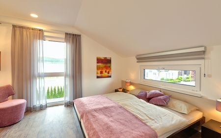 Hausidee_Living_Fertighaus_SUNSHINE_143_ Muelheim-Kaerlich_Schlafzimmer