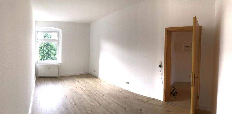 Helles Wohnzimmer mit Fenster