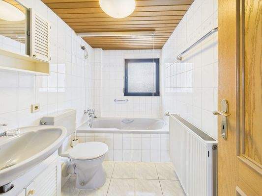 Badezimmer mit Badewanne DG