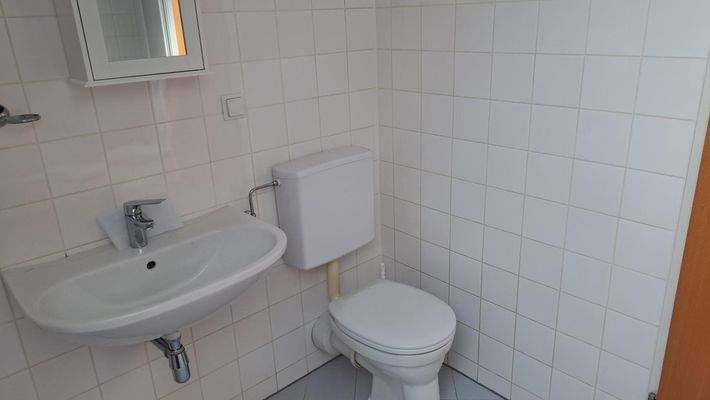 Badezimmer mit Wanne, WM, und WC