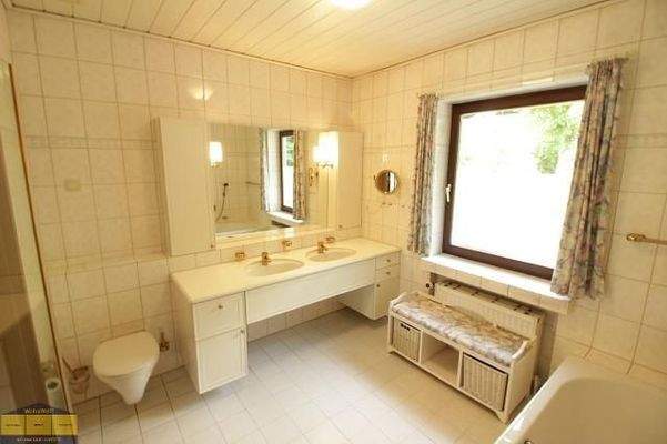 Wannen- und Duschbad EG