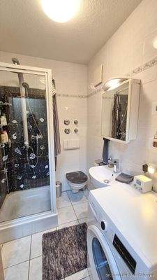 Bad 2 mit Dusche u. Waschmaschinenanschluss