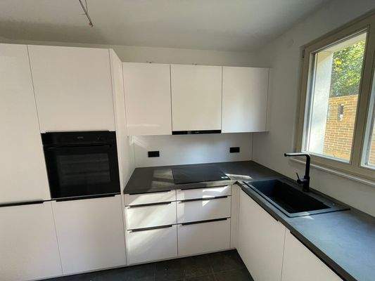 Moderne Küche mit Geräten