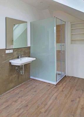 Modernes, helles Bad