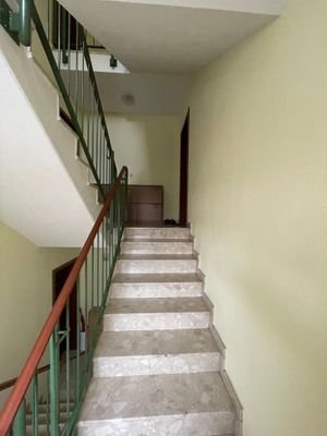 Hausflur mit Blick zur Wohnungseingangstür