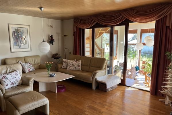 Wohnzimmer mit Übergang zum Wintergarten